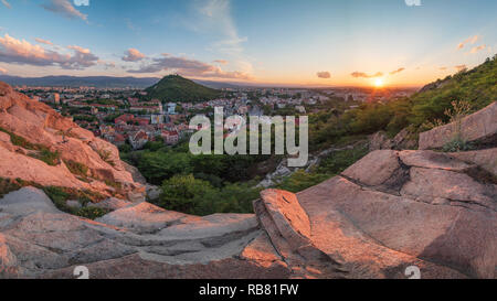 Frühjahr Sonnenuntergang über der Stadt Plovdiv, Bulgarien. Europäische Kulturhauptstadt 2019 und der älteste lebende Stadt in Europa. Foto von einem der Hügel Stockfoto
