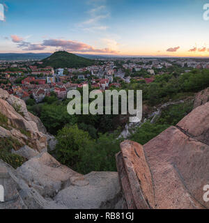 Frühjahr Sonnenuntergang über der Stadt Plovdiv, Bulgarien. Europäische Kulturhauptstadt 2019 und der älteste lebende Stadt in Europa. Foto von einem der Hügel Stockfoto