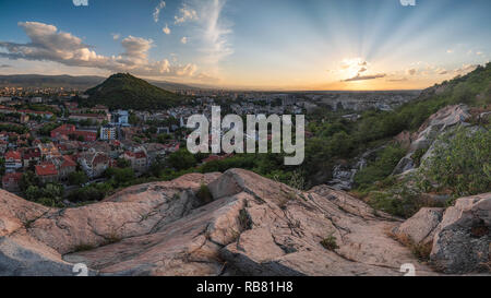 Frühjahr Sonnenuntergang über der Stadt Plovdiv, Bulgarien. Europäische Kulturhauptstadt 2019 und der älteste lebende Stadt in Europa. Foto von einem der Hügel Stockfoto