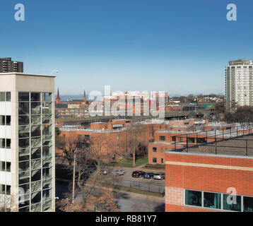 In Syracuse, New York, USA. 4. Januar 2019. Blick nach Norden von der Syracuse University Hill der Innenstadt von Syrakus, und der Stadt northside mit O Stockfoto