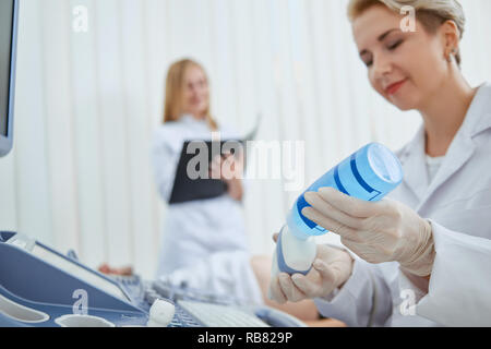Erntegut Detailansicht der täglichen medizinischen Beratung. Arzt in weißer Uniform und Handschuhe Sitzung vorbereiten für medizinische Beratung von Kunden. Konzept der Gesundheitsversorgung. Stockfoto