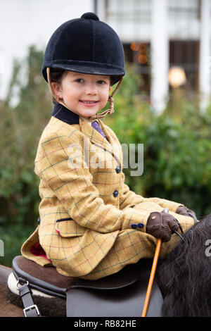 Rose Cassapi (6) und ihre Mutter, die an der jährlichen Boxing Day Hunt Treffen von Atherstone Jagd in Market Bosworth gehalten Stockfoto