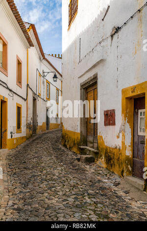 Straße mit Kopfsteinpflaster in der Altstadt von Évora, Alentejo, Portugal Stockfoto