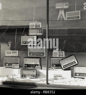 1950s, historisch, Peking, China. Elektrisches Schaufenster mit einer Anzeige der neuesten Transistor-Radios. Anfang 1950s war das Transistorradio ein revolutionäres Stück Technologie, das den Menschen, insbesondere den jungen, erstmals musikalische Freiheit gab und die asiatischen Hersteller begannen, die ursprünglich aus den USA lizenzierte Technologie zu nutzen, um Konsumgüter zu wettbewerbsfähigen Preisen zu entwickeln. Stockfoto