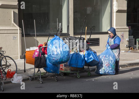 Hart arbeitenden chinesischen Frau sammelt Hunderte von Dosen aus den Straßen für Geld an besonderen Kaution und Exchange Standorten in New York City auszutauschen. Stockfoto