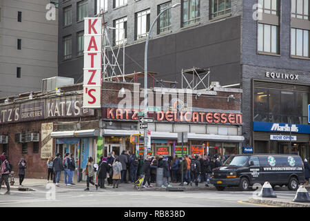 Die Linien verlängern den Block hinunter am Tag nach Weihnachten eine Tabelle an der berühmten Lower East Side der Katz Feinkost auf Houston Street in New York City zu erhalten. Stockfoto