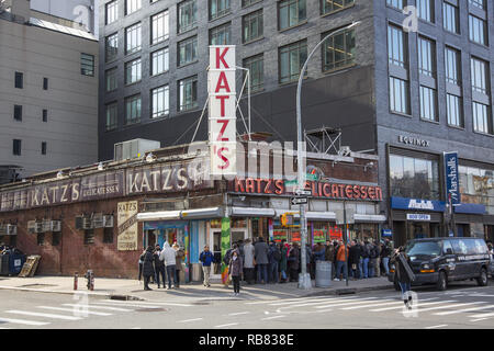 Die Linien verlängern den Block hinunter am Tag nach Weihnachten eine Tabelle an der berühmten Lower East Side der Katz Feinkost auf Houston Street in New York City zu erhalten. Stockfoto