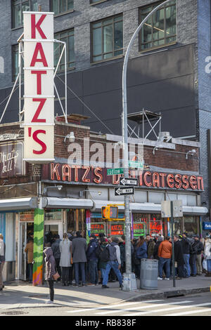 Die Linien verlängern den Block hinunter am Tag nach Weihnachten eine Tabelle an der berühmten Lower East Side der Katz Feinkost auf Houston Street in New York City zu erhalten. Stockfoto