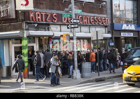 Die Linien verlängern den Block hinunter am Tag nach Weihnachten eine Tabelle an der berühmten Lower East Side der Katz Feinkost auf Houston Street in New York City zu erhalten. Stockfoto