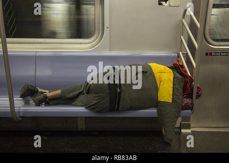 Obdachlose schlafen auf New York City und U-Bahn, besonders am Morgen, wenn die Menschen zur Arbeit zu gehen. Stockfoto