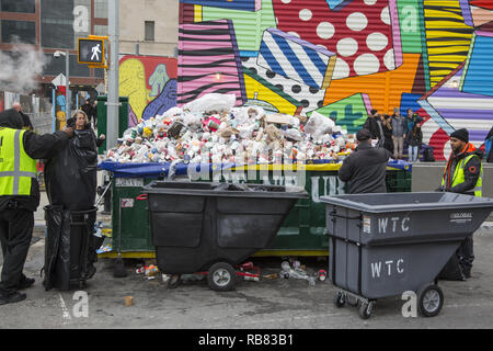 Berge von Single Use/Becher, Flaschen und Dosen durch Passanten in einem Müllcontainer gestapelt auf dem World Trade Center in Downtown Manhattan, New York City. Stockfoto