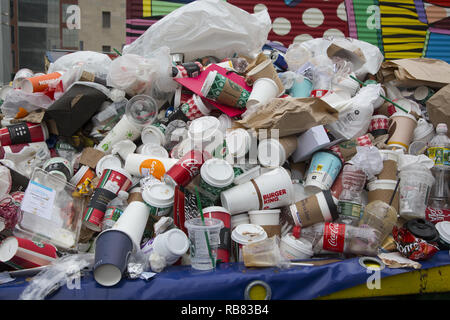 Berge von Single Use/Becher, Flaschen und Dosen durch Passanten in einem Müllcontainer gestapelt auf dem World Trade Center in Downtown Manhattan, New York City. Stockfoto