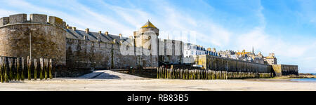 Panoramablick auf die umgebenden Mauer der Altstadt von Saint-Malo in der Bretagne, Frankreich, vom Strand an einem sonnigen Morgen gesehen. Stockfoto