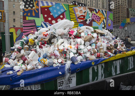 Berge von Single Use/Becher, Flaschen und Dosen durch Passanten in einem Müllcontainer gestapelt auf dem World Trade Center in Downtown Manhattan, New York City. Stockfoto