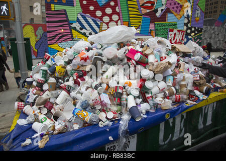 Berge von Single Use/Becher, Flaschen und Dosen durch Passanten in einem Müllcontainer gestapelt auf dem World Trade Center in Downtown Manhattan, New York City. Stockfoto