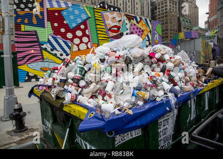 Berge von Single Use/Becher, Flaschen und Dosen durch Passanten in einem Müllcontainer gestapelt auf dem World Trade Center in Downtown Manhattan, New York City. Stockfoto