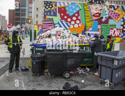 Berge von Single Use/Becher, Flaschen und Dosen durch Passanten in einem Müllcontainer gestapelt auf dem World Trade Center in Downtown Manhattan, New York City. Stockfoto