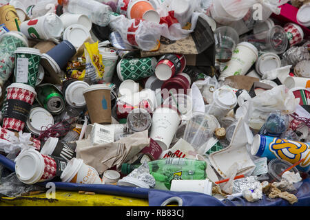 Berge von Single Use/Becher, Flaschen und Dosen durch Passanten in einem Müllcontainer gestapelt auf dem World Trade Center in Downtown Manhattan, New York City. Stockfoto