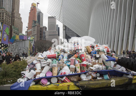 Berge von Single Use/Becher, Flaschen und Dosen durch Passanten in einem Müllcontainer gestapelt auf dem World Trade Center in Downtown Manhattan, New York City. Stockfoto