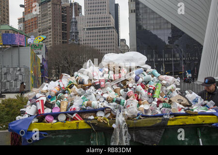 Berge von Single Use/Becher, Flaschen und Dosen durch Passanten in einem Müllcontainer gestapelt auf dem World Trade Center in Downtown Manhattan, New York City. Stockfoto