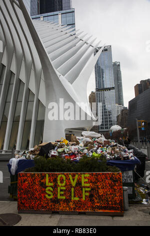 Berge von Single Use/Becher, Flaschen und Dosen durch Passanten in einem Müllcontainer gestapelt auf dem World Trade Center in Downtown Manhattan, New York City. Stockfoto