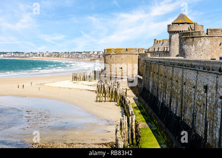 Saint-Malo in der Bretagne aus die Stadtmauer mit den Türmen der Burg gesehen, die hölzernen Wellenbrecher und der Strand von L'Eventail an einem sonnigen Tag. Stockfoto