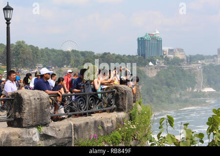 Die Leute bewundern die Niagara Falls in Ontario, Kanada. Stockfoto