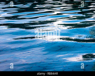 Reflexion der Himmel an der bewegten Wasseroberfläche im Pool Stockfoto