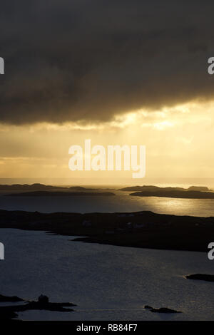 Dunkle Sturmwolken ziehen sich über eine dramatische Shetland-Landschaft – stimmungsvoller Himmel trifft auf zerklüftete Hügel und windgepeitschtes Gelände auf den abgelegenen nördlichen Inseln. Stockfoto