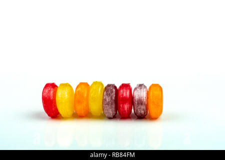 Medizinische Lutschtabletten zur Linderung Husten, Halsschmerzen und Rachen auf weißem Hintergrund. Husten und Erkältungen. Bunte Husten pastille. Rot, Stockfoto
