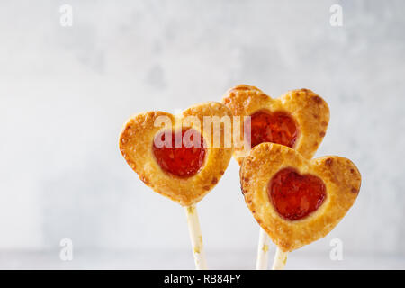 Valentine herzförmige Erdbeertorte Pops oder Kuchen knallt. Dessert Konzept. Stockfoto