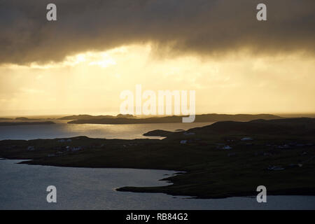 Dunkle Sturmwolken ziehen sich über eine dramatische Shetland-Landschaft – stimmungsvoller Himmel trifft auf zerklüftete Hügel und windgepeitschtes Gelände auf den abgelegenen nördlichen Inseln. Stockfoto