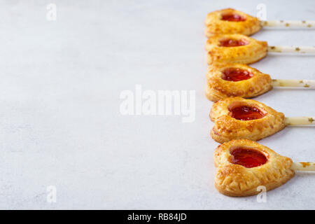 Valentine herzförmige Erdbeertorte Pops oder Kuchen knallt. Kopieren Sie Platz. Stockfoto