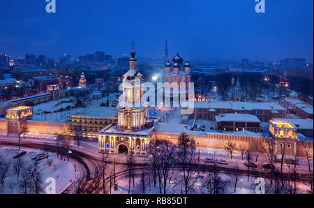 Luftaufnahme von donskoi Kloster mit Gate Tower im Vordergrund bei Dämmerung, Moskau, Russland Stockfoto