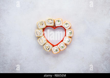 Kreative Gestaltung aus herzförmige Satz von sushi Rollen für den Valentinstag. Menü oder Lieferung konzept mit Platz für Text. Stockfoto