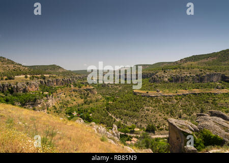 Blick auf den Rio Huécar Schlucht in der Nähe der historischen Stadtmauer von Cuenca in Ost- zentral Spanien, Europa. Stockfoto