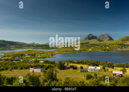 Die klassische Ansicht aus Richtung Bøstad Torvdalshalsen View Point auf den Lofoten in Norwegen, Europa. Stockfoto