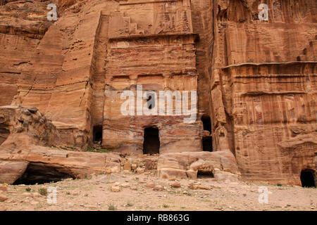 Eine der erstaunlichen regenbogenfarbenen Mulden von Gräbern und Höhlen in der antiken Stadt Petra, Jordanien Stockfoto