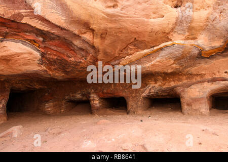 Eine von vielen erstaunlichen regenbogenfarbenen Mulden von Gräbern und Höhlen in der antiken Stadt Petra, Jordanien Stockfoto