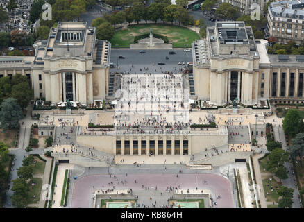 Paris, Frankreich, 21. August 2018: Trocadero Zone mit Palais de Chaillot und Eiffelturm Stockfoto