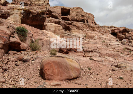 Eine von vielen erstaunlichen regenbogenfarbenen Mulden von Gräbern und Höhlen in der antiken Stadt Petra, Jordanien Stockfoto