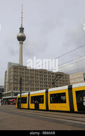 Berlin, Deutschland - 18. August 2017: Alexander Platz mit gelben Straßenbahn und der hohen Fernsehturm Stockfoto