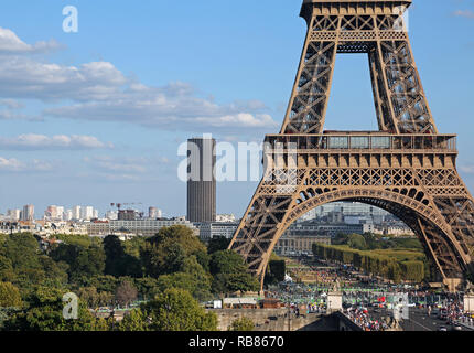 Paris, Frankreich, 17. August 2018: Eiffelturm und dem Tour Montparnasse im Hintergrund Stockfoto