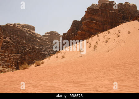 Düne und den roten Bergen der Schlucht des Wadi Rum Wüste in Jordanien. Wadi Rum auch als das Tal des Mondes im südlichen Jordanien bekannt. UNESCO-Heri Stockfoto