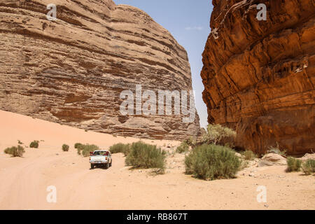 Geländewagen für Safaris Fahrten durch den roten Bergen der Schlucht des Wadi Rum Wüste in Jordanien. Wadi Rum auch als das Tal des Mondes bekannt Stockfoto