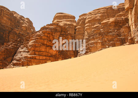 Rote Berge der Schlucht des Wadi Rum Wüste in Jordanien. Wadi Rum auch als das Tal des Mondes im südlichen Jordanien bekannt. UNESCO-Welterbe Stockfoto