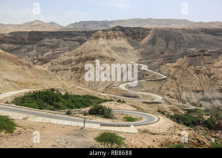 Mountain Road durch die Berge im Frühjahr in Jordanien Stockfoto
