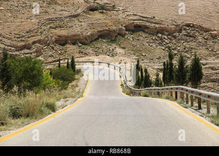 Mountain Road durch die Berge im Frühjahr in Jordanien Stockfoto