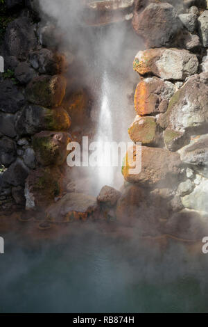 Beppu, Japan - 2 November, 2018: Tatsumaki Jigoku Geysir, ein Naturdenkmal, auf der Hölle tour in Beppu Stockfoto