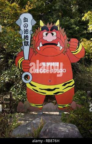 Beppu, Japan - 2. November 2018: Unterzeichnung eines roten Daemon auf der Hölle tour in Beppu der Kamado Jigoku pool Stockfoto